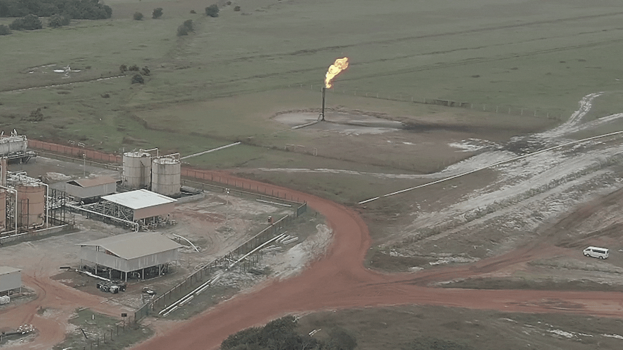 Vue par drone d'une torchère de la société Perenco, à Batanga, dans l'Ogooué-Maritime (2021).