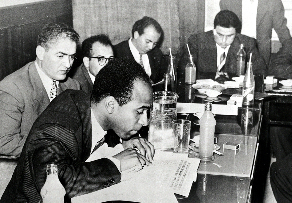 Frantz Fanon (au premier plan), lors d'une conférence de presse du Congrès des écrivains à Tunis, en 1959.