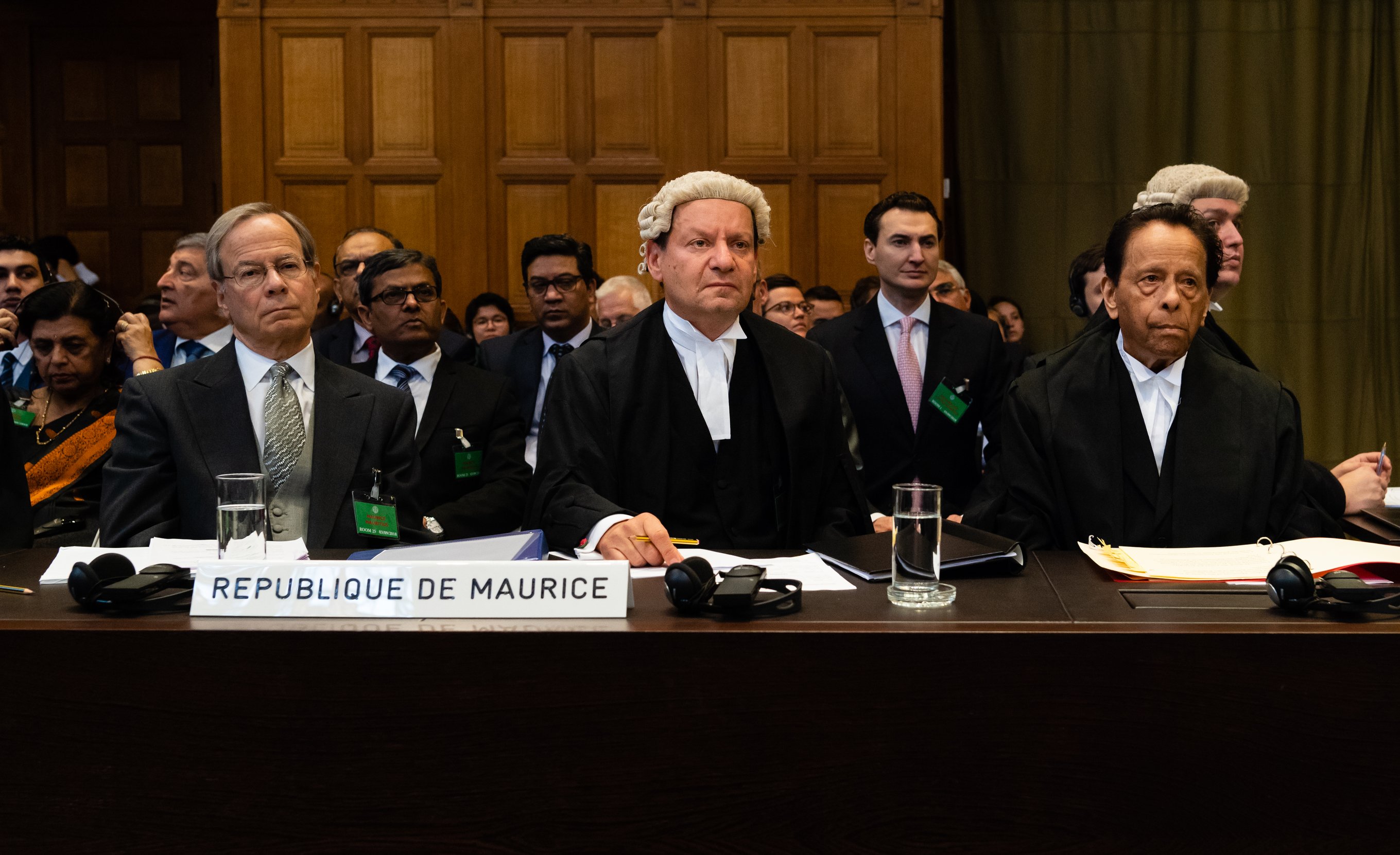 Les membres de la délégation de la République de Maurice (dont Philippe Sands, au milieu) devant la Cour internationale de justice, en septembre 2018.
