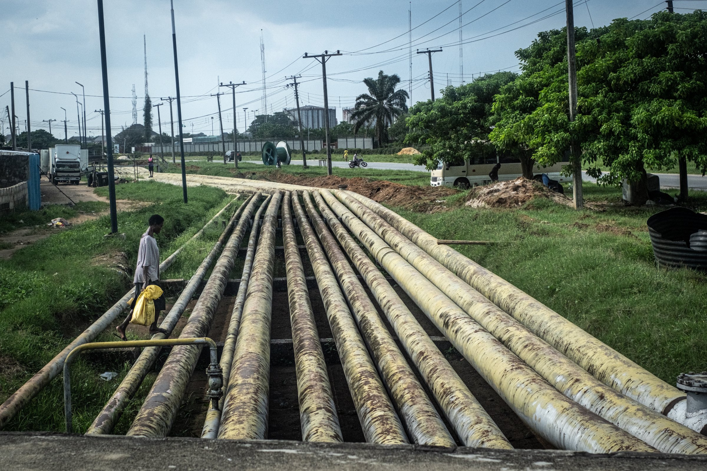 Des pipelines provenant de raffineries traversent Port Harcourt, la capitale de l'État de Rivers, Bayelsa State, Nigeria.