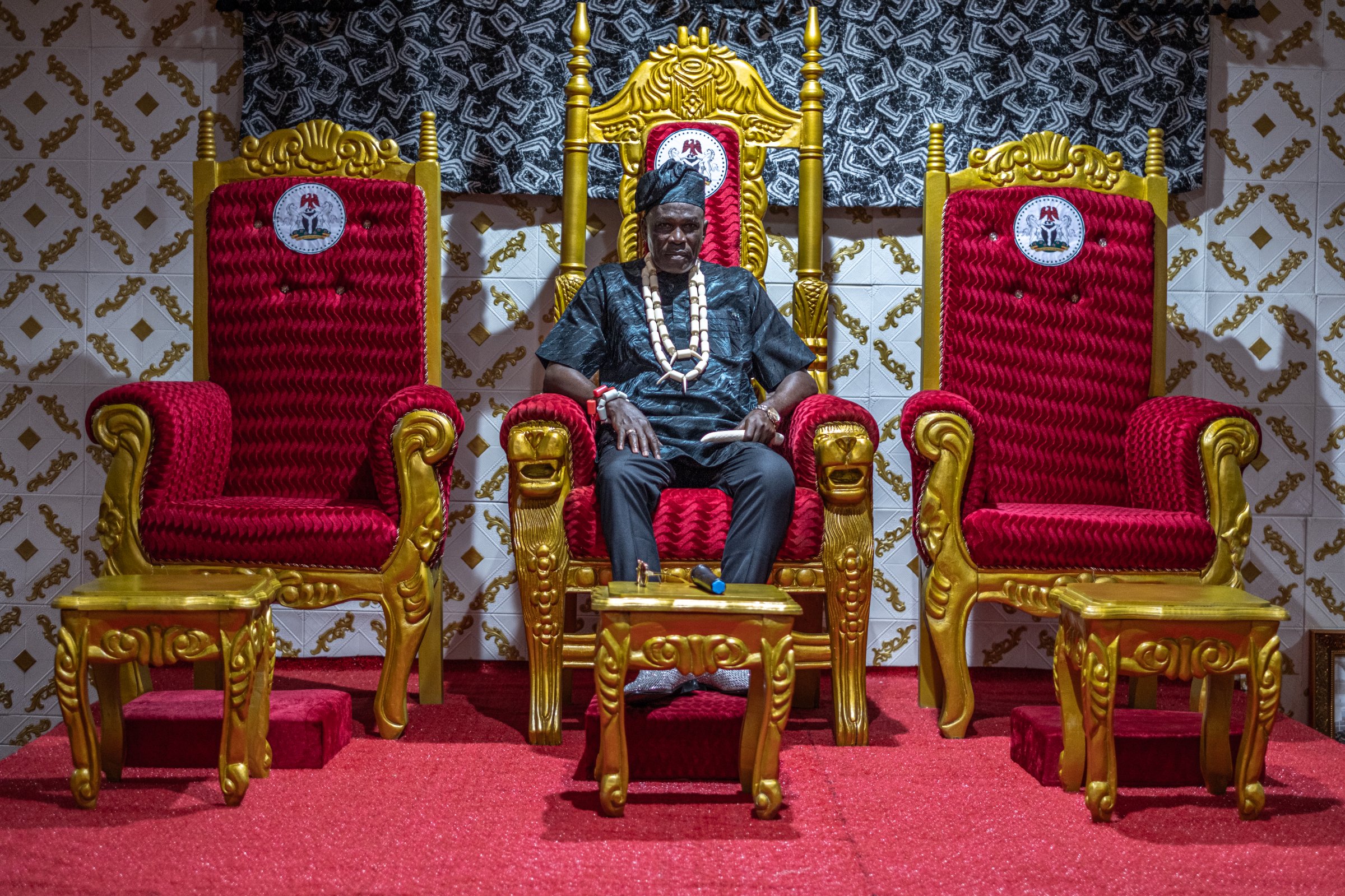 Solomon Ndigbara sur son trône de roi traditionnel Bori, à l'intérieur de son palais, à Yeghe, Ogoniland, Rivers State, Nigeria.