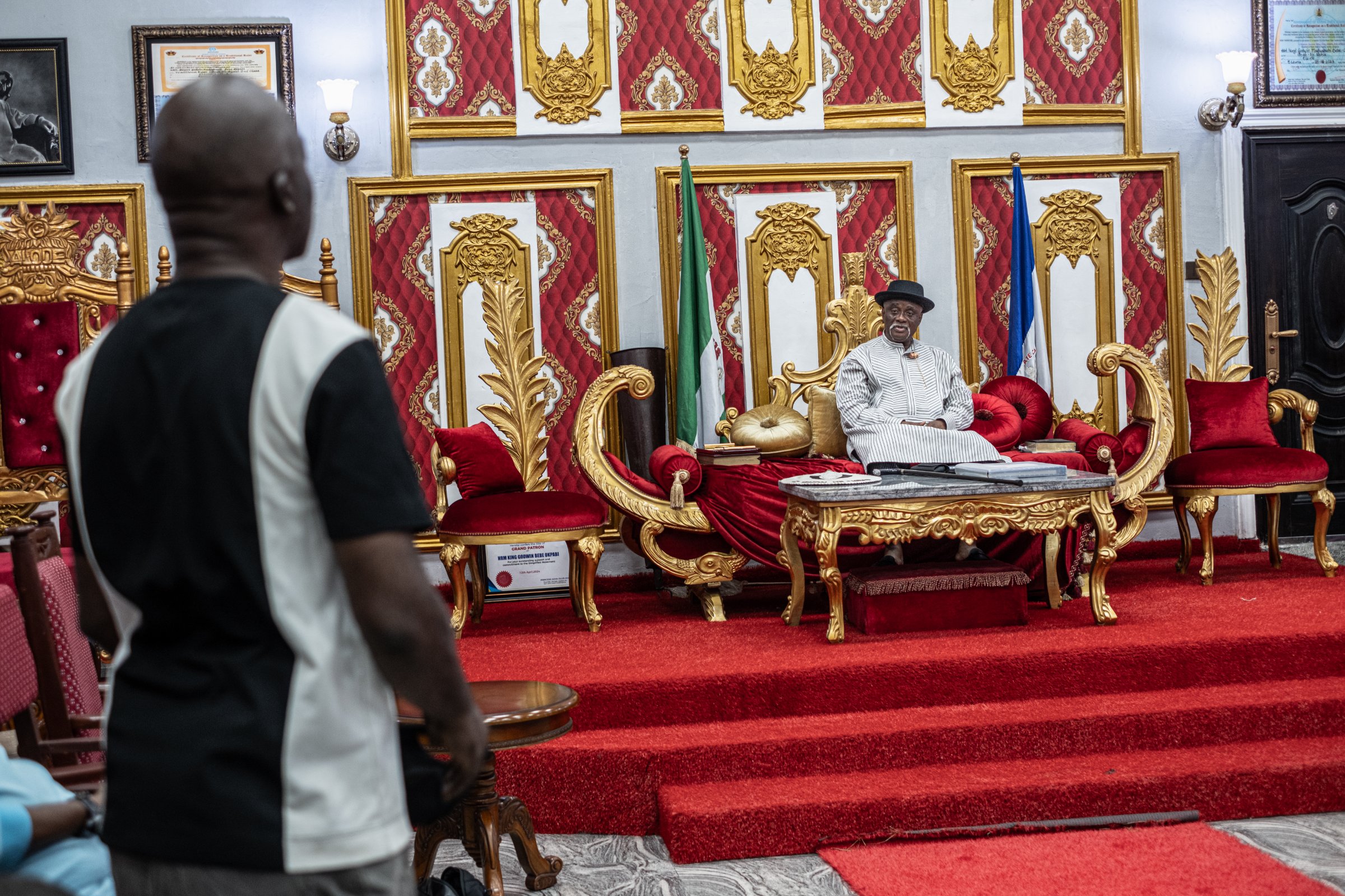 Assis sur son trône à l'intérieur du palais d'Obarijima, le roi Godwin Bebe Okpabi règne sur Ogale et sur une confédération de royaumes de l'Ogoniland. Il est le visage public de la bataille juridique engagée par Ogale contre Shell. État de Rivers, Nigeria.