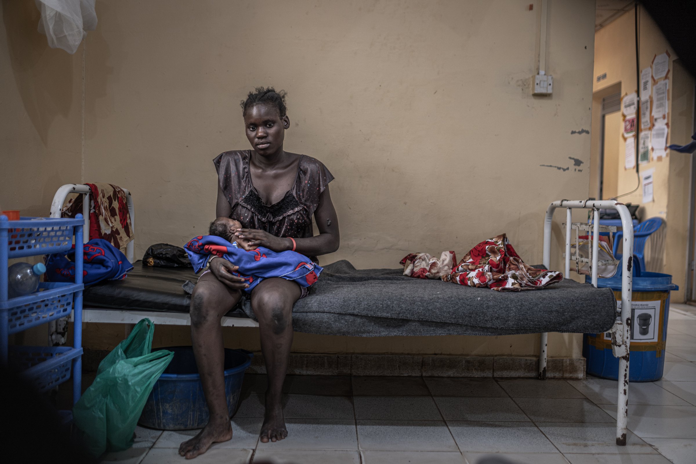 À l'hôpital civil de Bentiu, Nyapuka Nios tient son nouveau-né contre elle. Originaire de Rotriak, elle a donné naissance quelques jours plus tôt à un enfant présentant des malformations visibles aux mains et à la lèvre supérieure. État d'Unité, Soudan du Sud, mars 2026.