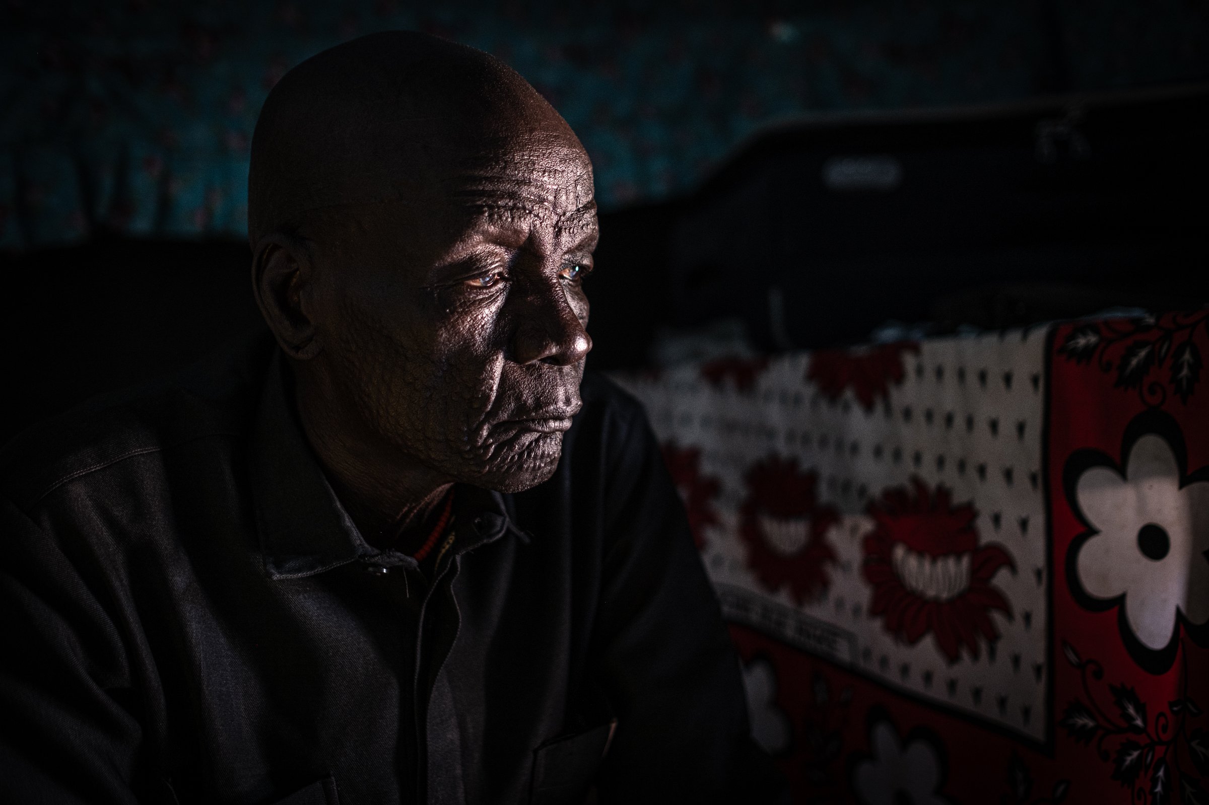 Samuel Gadit Biel, 73 ans, dans sa maison à Rubkona. Considéré comme l'un des anciens les plus respectés parmi les déplacés de la communauté nuer, il est une mémoire vivante des transformations qu'a connues la région. État d'Unité, Soudan du Sud, mars 2026.
