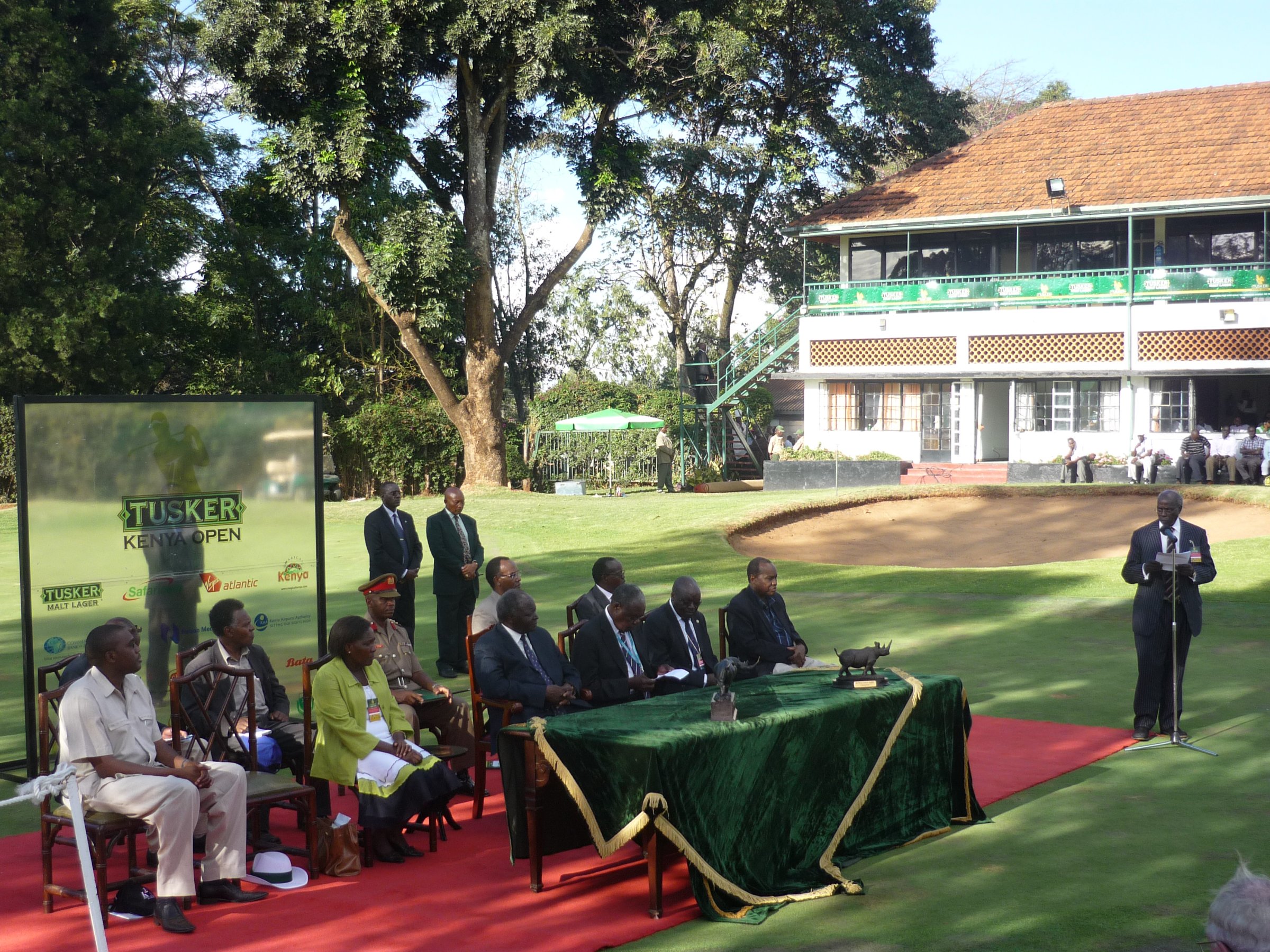Sous sa présidence, Mwai Kibaki avait fait du Kenya Open un rituel national. Ici, en 2008, il préside, au centre de la table d'honneur, la cérémonie de remise des prix au Muthaiga Golf Club.