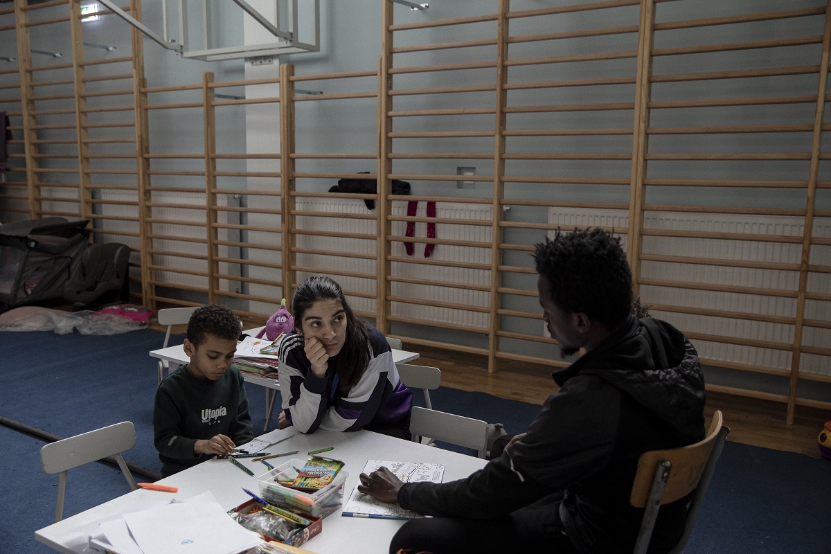 William Amoakoheme Ababio, sa femme Airapetryan Sattennilc, et leur fils de 7 ans Martin, dans un gymnase à Przemysl (Pologne), le 3 mars 2022.