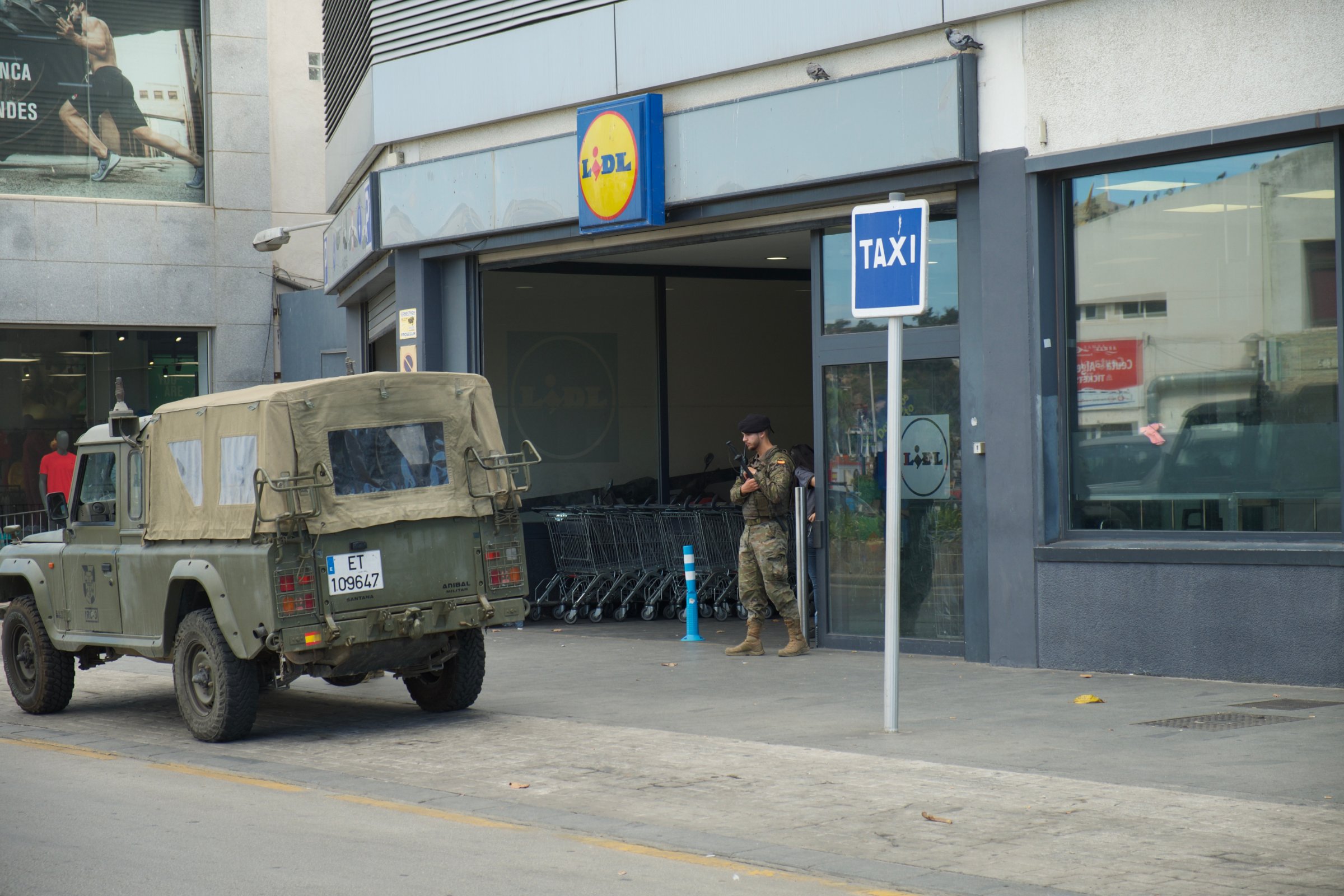 Un militaire monte la garde devant un supermarché à Ceuta, le 9 septembre.