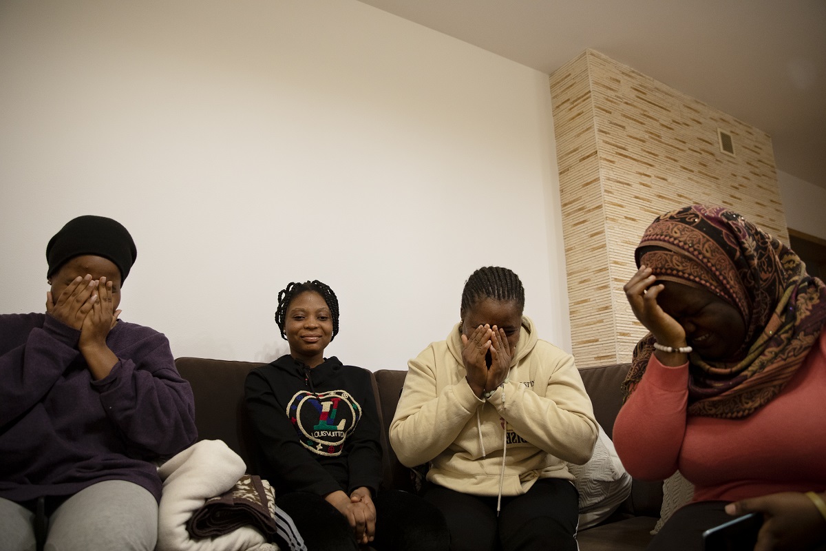 Lublin (Pologne), le 4 mars 2022. Linora, Gloria, Goan et Halima, quatre étudiantes nigérianes, entamaient leur première année de médecine à Ternopil quand la guerre a commencé. Elles ont été accueillies par le docteur Kenneth, grâce à un réseau nigérian d'entraide.