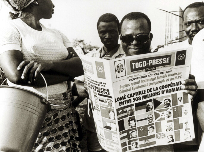 Des Togolais lisent la presse lors de la Convention de Lomé en février 1975, au cours de laquelle ont été négociés les accords commerciaux entre les pays ACP et la CEE.