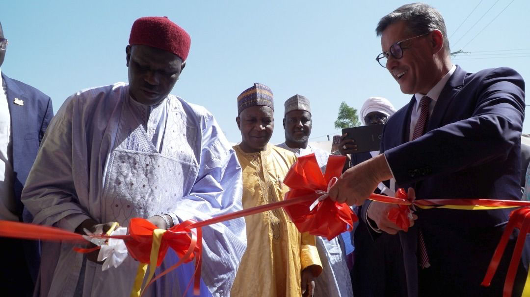 Inauguration d'une agence de la CBAO (Groupe Attijariwafa Bank) à Maradi, au Niger, en janvier 2023, en présence du directeur général de la banque, Mounir Oudghiri (à droite).