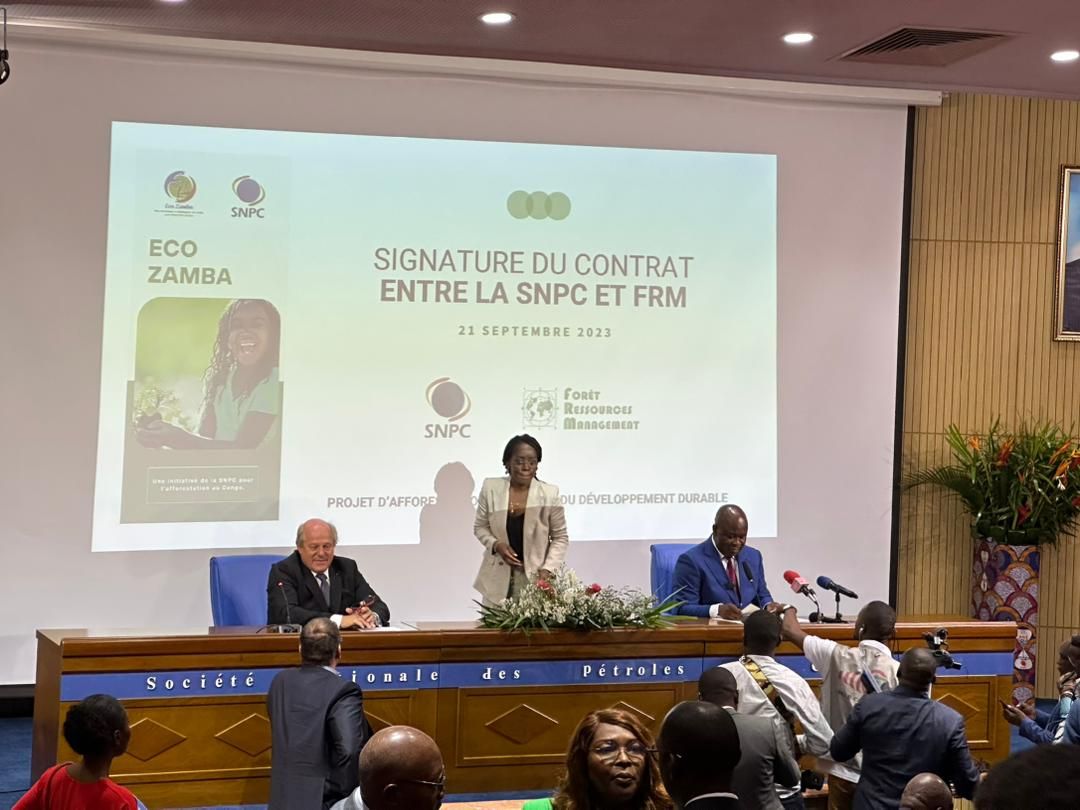 Bernard Cassagne (à gauche), lors de la signature d'un contrat entre la FRM et la Société nationale des pétroles du Congo, en septembre 2023.