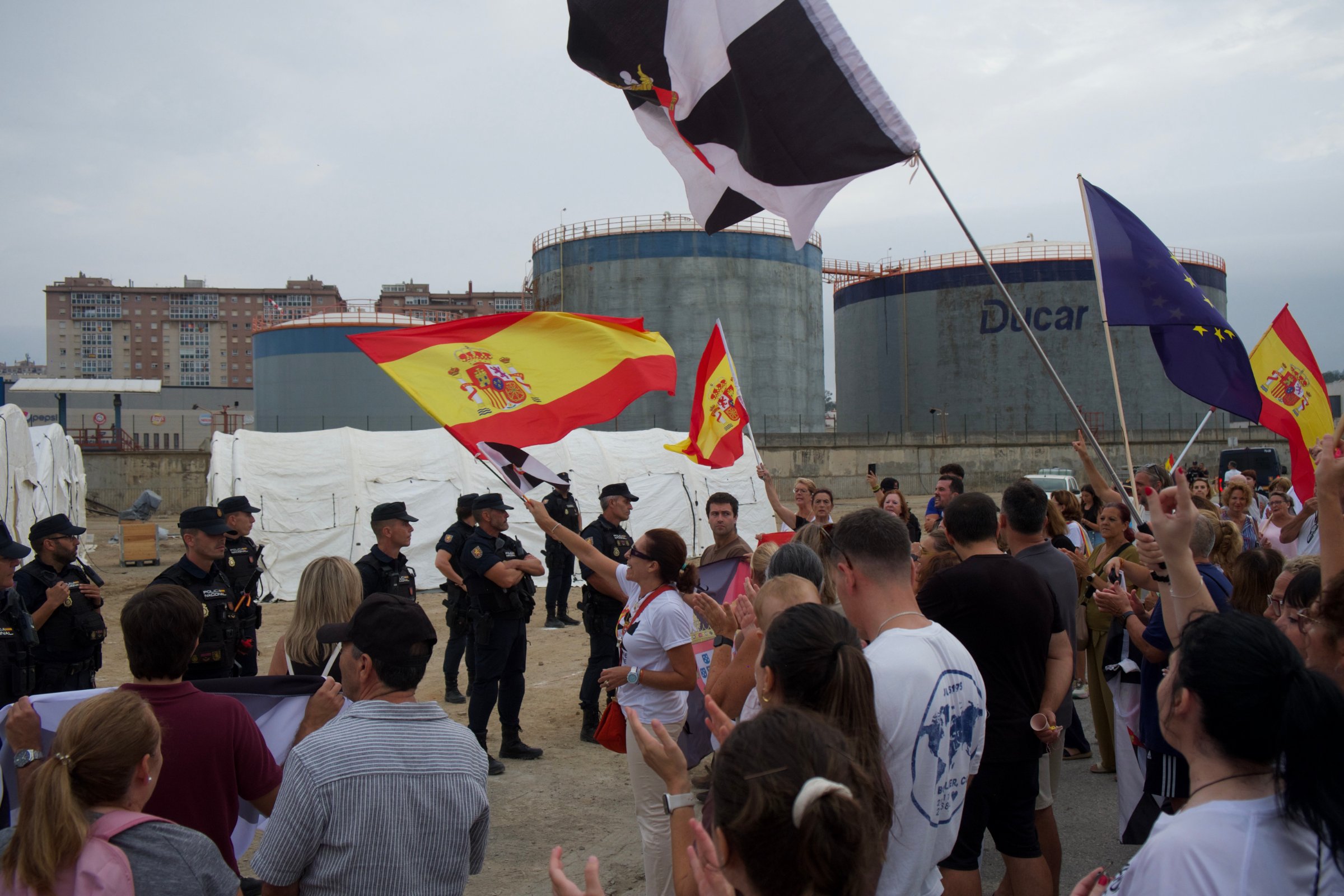 Un groupe d'habitants manifeste contre l'installation d'un nouveau centre d'accueil pour exilés au Muelle de Poniente, à Ceuta, le 4 septembre.