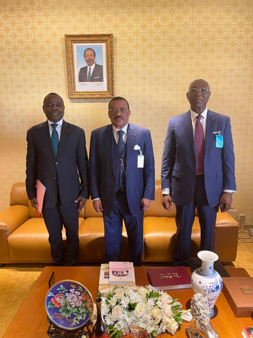La photo qui a suscité la polémique : sous le portrait du président, Basile Atangana Kouna est entouré de Jean-Pierre Amougou Belinga (à sa droite) et de Samuel Mvondo Ayolo (à sa gauche).