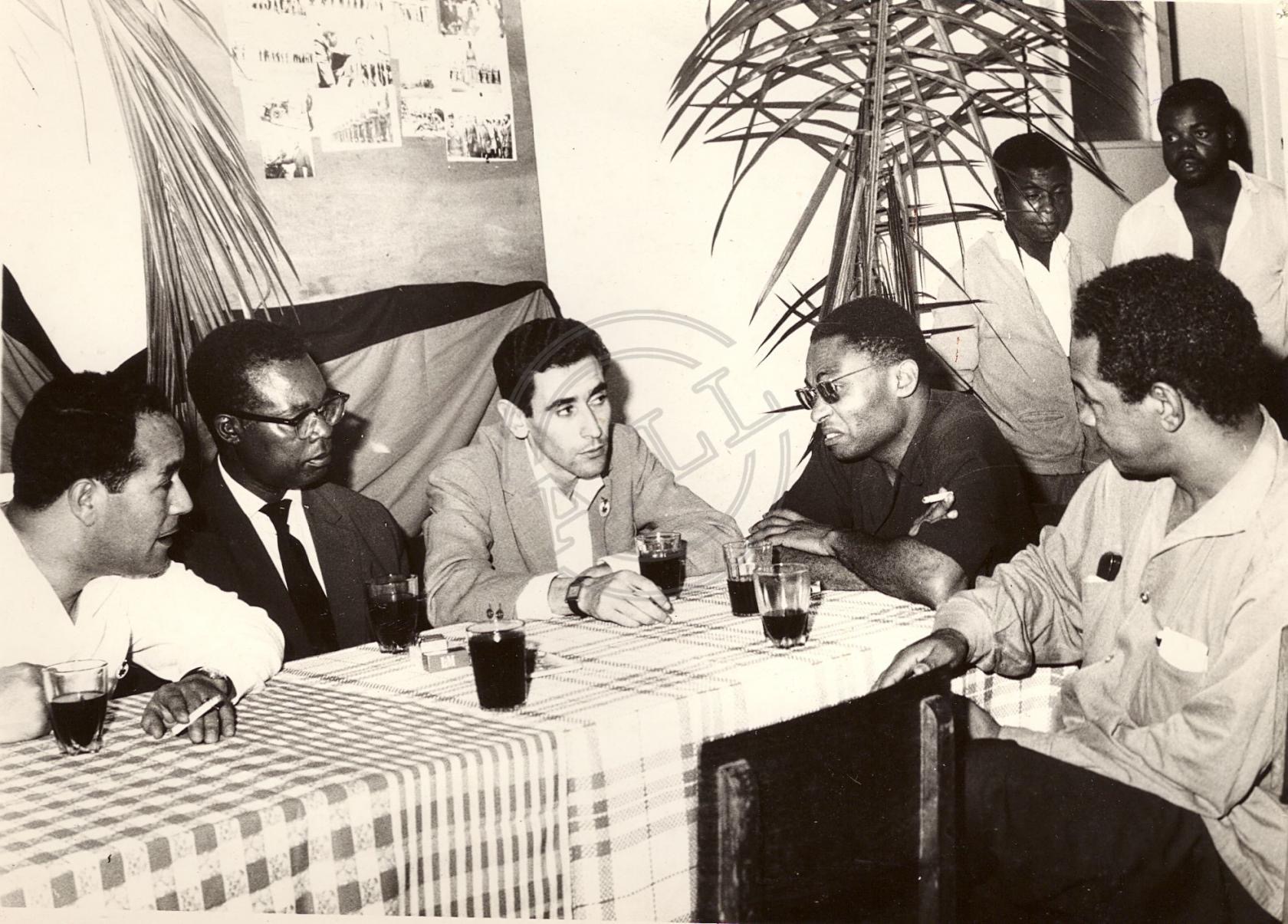 Ahmed Kaïd, président de la Commission des Affaires étrangères de l'Assemblée nationale algérienne, avec Mário Pinto de Andrade et d'autres membres du MPLA, République du Congo, janvier 1963.