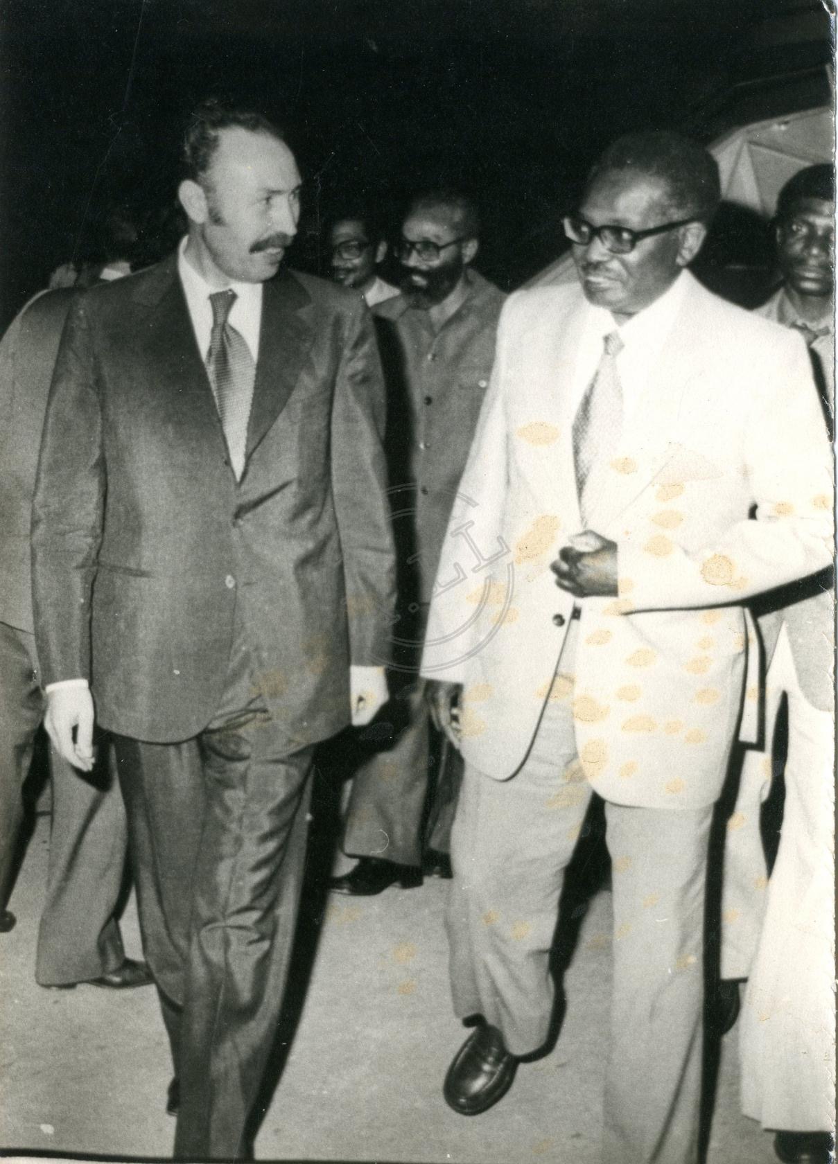 Après l'indépendance de l'Angola, le président algérien Houari Boumediene et son homologue angolais Agostinho Neto, lors d'une visite officielle en Algérie.