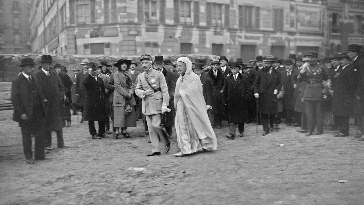 Hubert Lyautey devant la mosquée de Paris en octobre 1922.