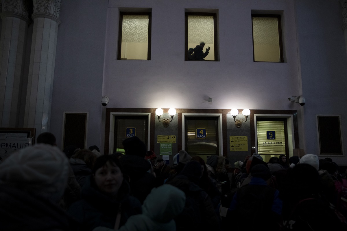 Lviv (Ukraine), le 7 mars 2022. La gare est bondée d'Ukrainiens fuyant le pays. Comme William, ils tentent d'atteindre le quai n°5 pour monter dans un train en direction de la Pologne.