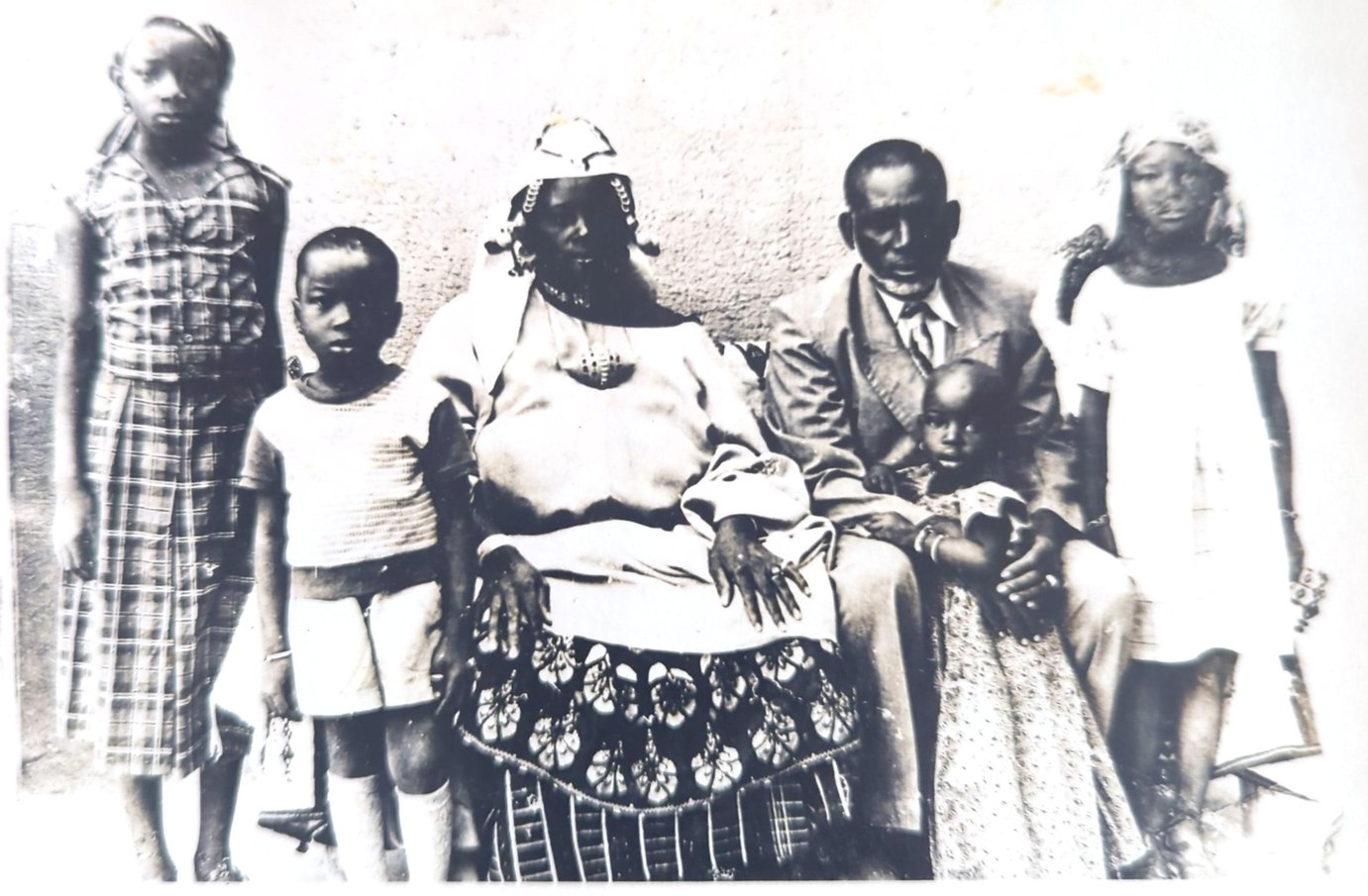 Bintou Sanankoua (à gauche), ses parents, et trois de ses frères et sœurs.