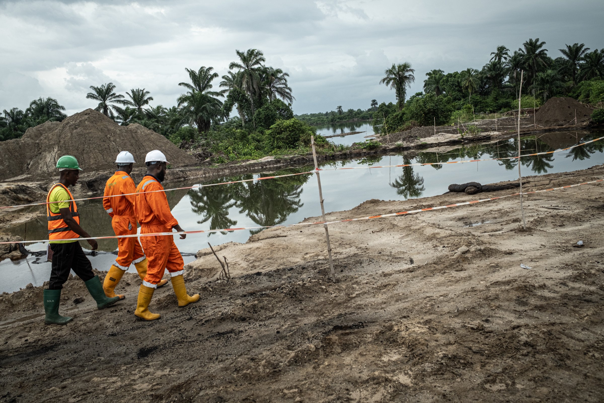 Des ouvriers et des machines sur un site de restauration des terres polluées dans le Gokana LGA, géré par l'Hyprpe (Hydrocarbon Pollution Remediation Project). En Ogoniland, Rivers State, Nigeria.