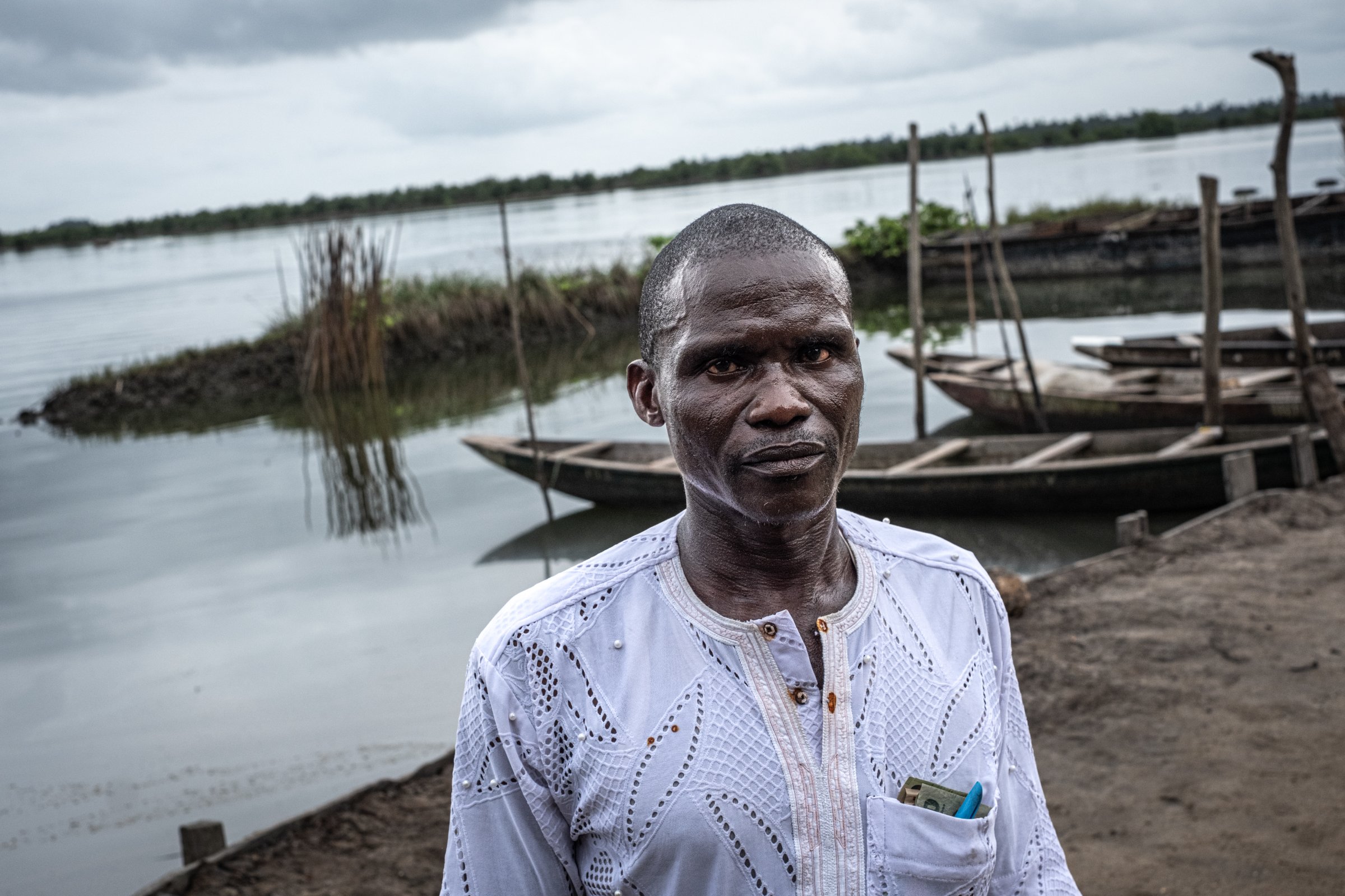 Monday Saka a pratiquement arrêté la pêche depuis les deux marées noires de 2008. Ogoniland, Rivers State, Nigeria.