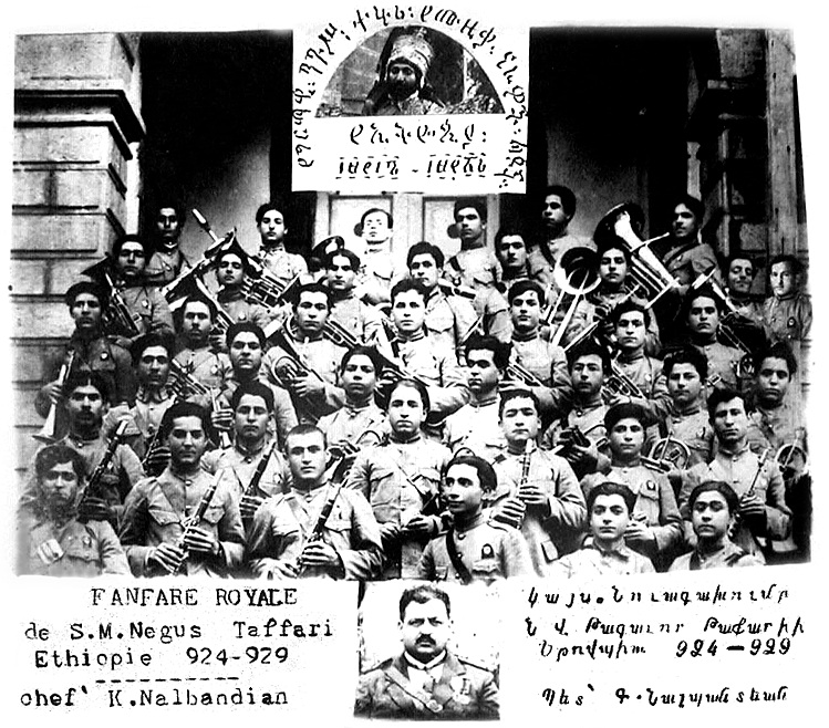 Les Arba Lijoch, orphelins arméniens recrutés par Haïlé Sélassié pour former la fanfare impériale. En vignette, au premier plan, Kevork Nalbandian.