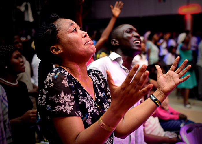 En 2016, lors d'un « marathon de louange au Messie » organisé par la jeunesse nationale de la Redeemed Christian Church, du pasteur Adeboye.
