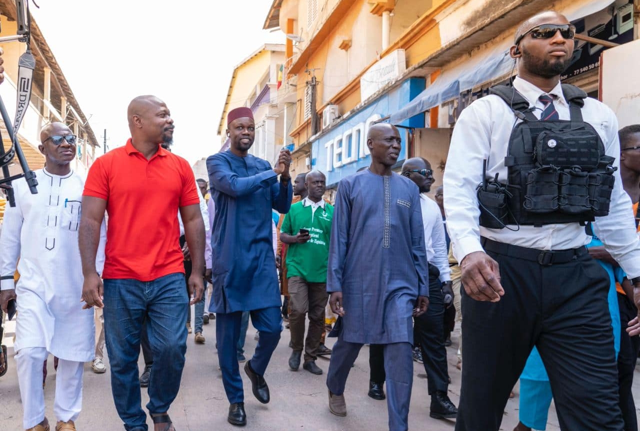 Ousmane Sonko (au centre), en mai 2022, dans les rues de Ziguinchor.