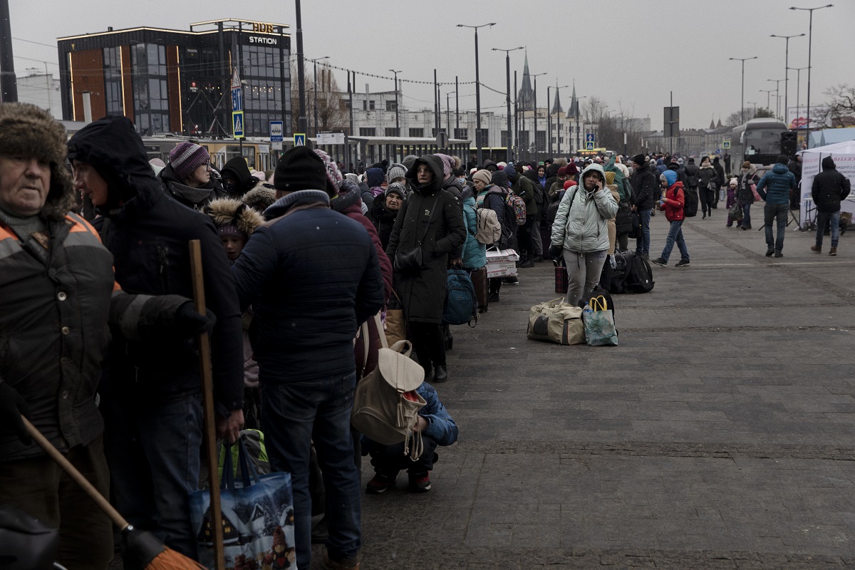Devant la gare de Lviv, en Ukraine, le 7 mars 2022. Il faut s'armer de patience pour espérer monter dans un train et rejoindre la Pologne.