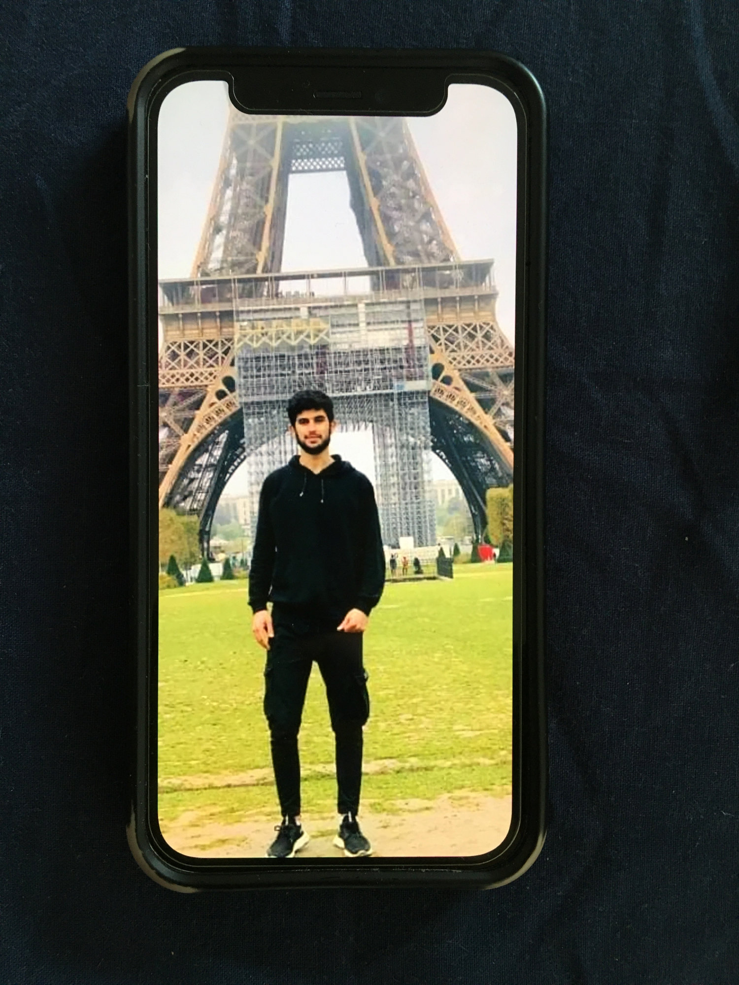 Le 25 octobre 2021, un mois avant le naufrage, Zana Mamand Mohammed reçoit une photo de son frère, Twana, posant devant la tour Eiffel.