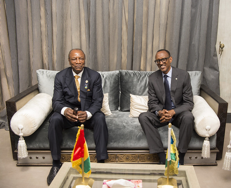 Avant de revêtir le costume d'autocrate, Alpha Condé (ici au côté de Paul Kagame, le président du Rwanda, en avril 2017, à Conakry) fut un grand combattant pour la démocratie.