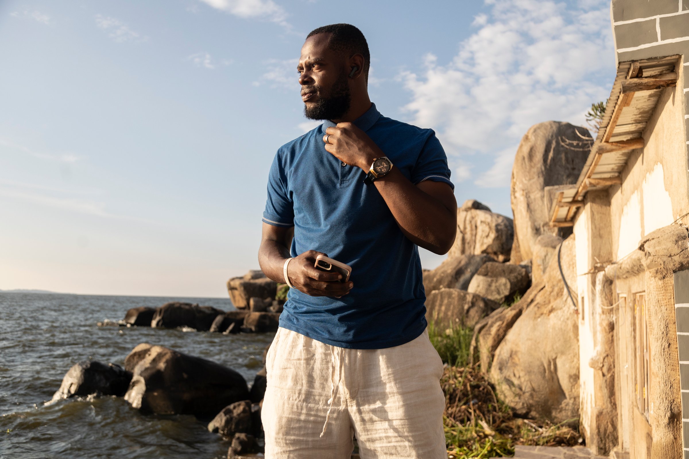 Isaak Masero, sur les bords du lac Victoria, à Musoma (nord de la Tanzanie, janvier 2025).