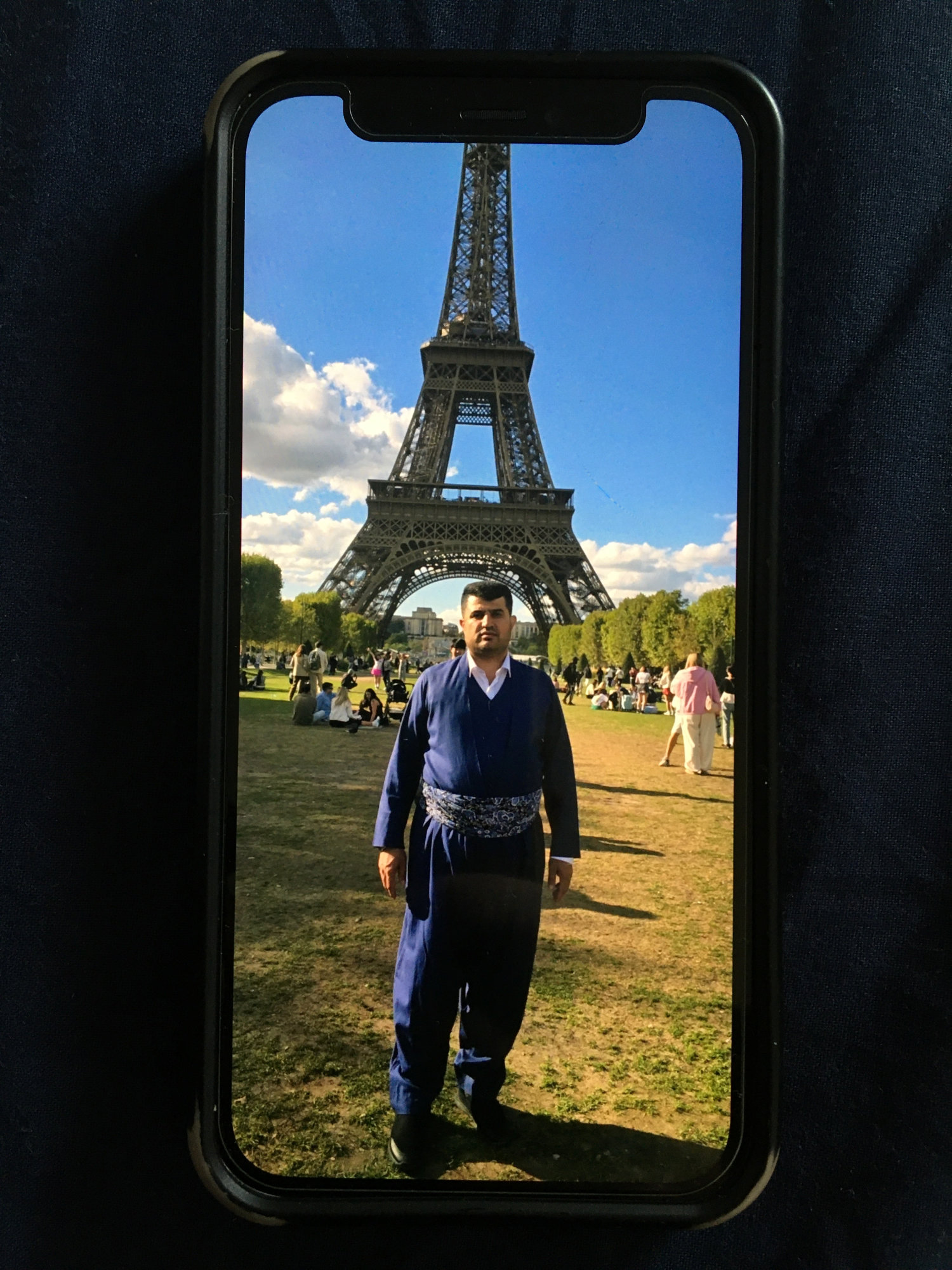 Cinq ans plus tard, lors de sa venue pour le procès en septembre, Zana a tenu à poser devant la tour Eiffel, comme l'avait fait son frère. 