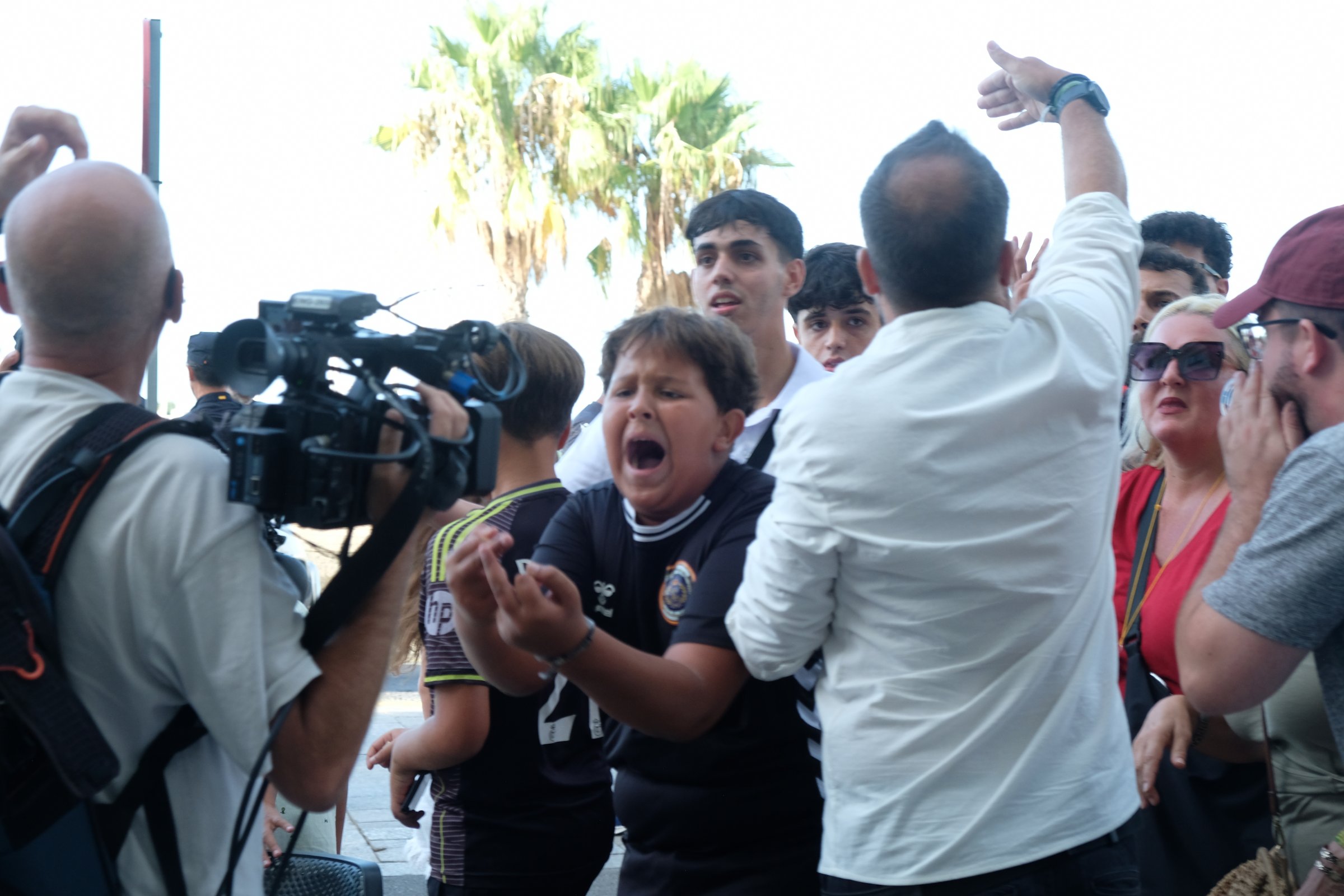 Un enfant de Ceuta interpelle des journalistes lors d'une manifestation contre la présence des exilés.