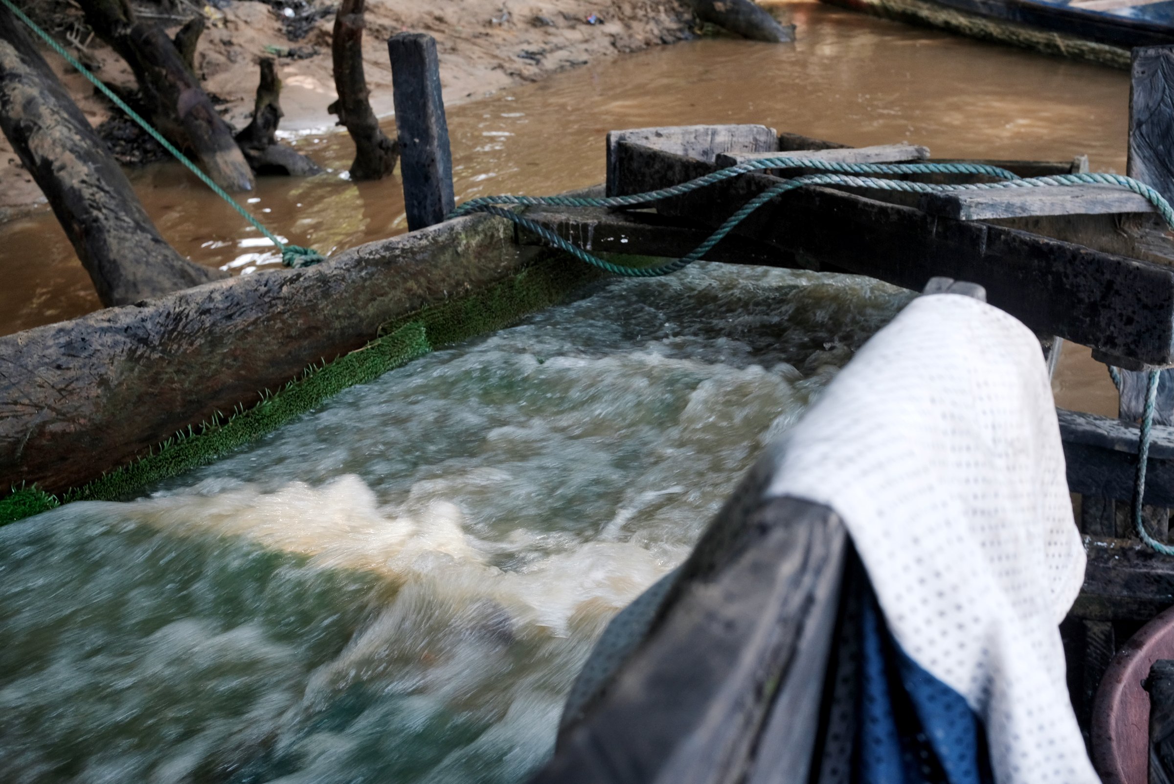 Tapis inclinés visant à récupérer l'or installés sur une drague libérienne, sur le fleuve Cavally, au Liberia (juin 2025).