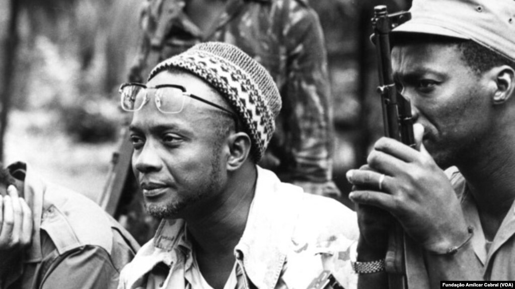 Amílcar Cabral, aux côtés des combattants du PAIGC.