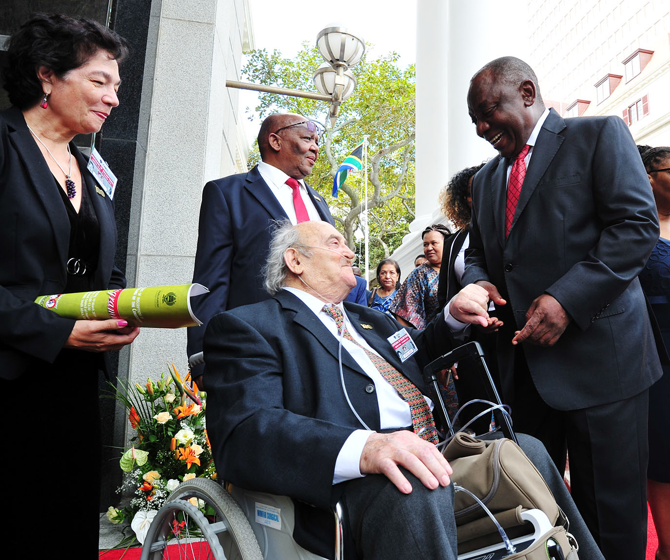 Le militant de l'ANC Denis Goldberg et le président sud-africain Cyril Ramaphosa, en mars 2019.