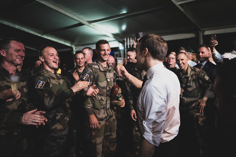 Emmanuel Macron lève le verre avec des soldats français positionnés à Port-Bouët, en Côte d'Ivoire, lors du Noël des troupes, en décembre 2019.
