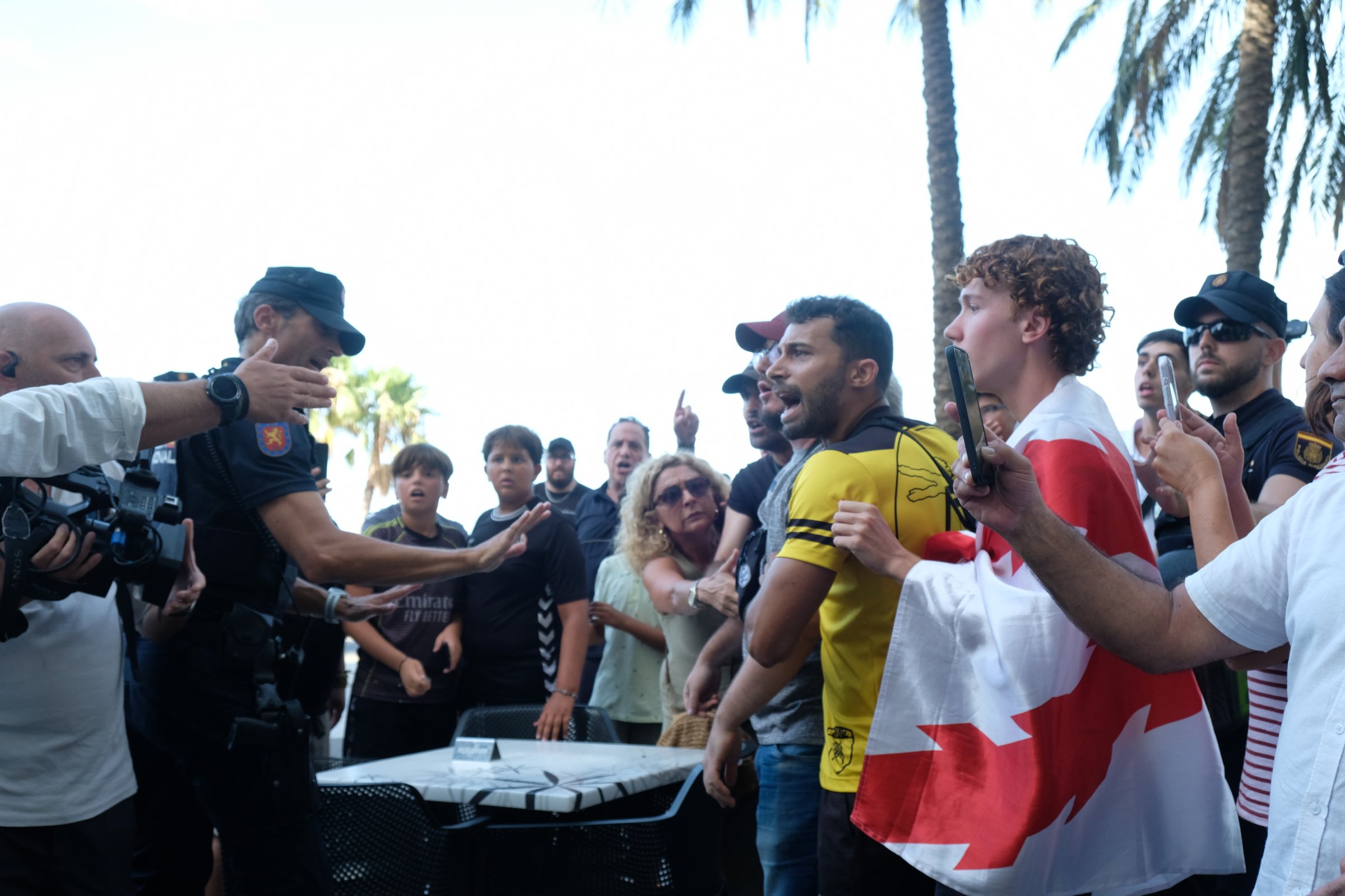 Un policier tente de contenir des manifestants hostiles à la présence des exilés dans Ceuta.