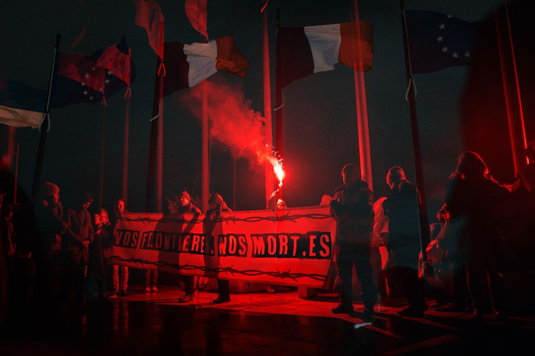 Le 23 novembre 2024, à Dunkerque, dans le nord de la France, plusieurs centaines de personnes ont participé à une marche en hommage aux victimes du naufrage survenu trois ans plus tôt.