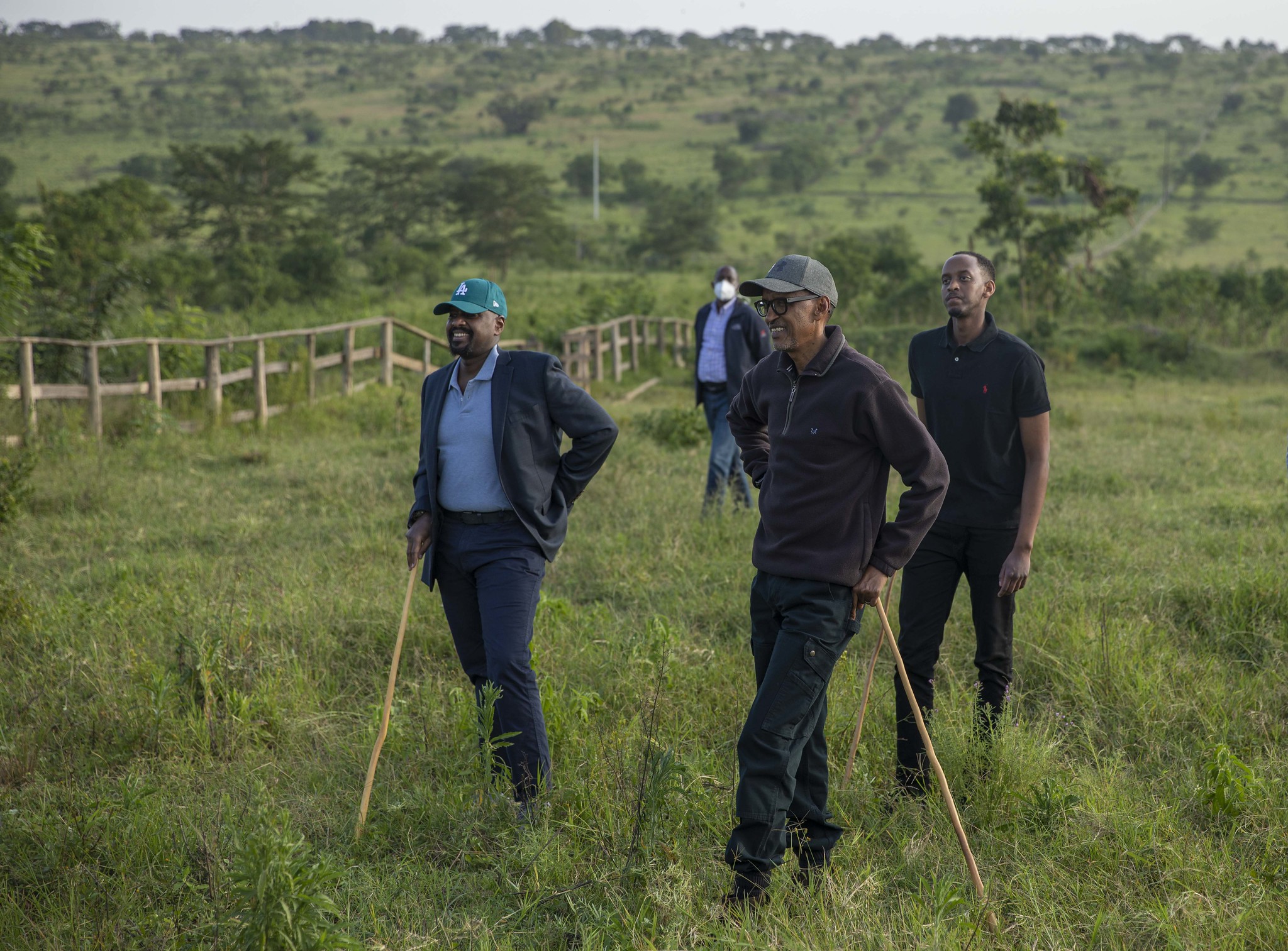 Rencontre entre Muhoozi Kainerugaba (à gauche) et Paul Kagame, au Rwanda, en mars 2022.