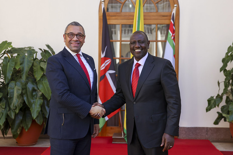 Le président kényan William Ruto, au côté du secrétaire d'État aux Affaires étrangères britannique James Cleverly, le 7 décembre 2022, à Nairobi.