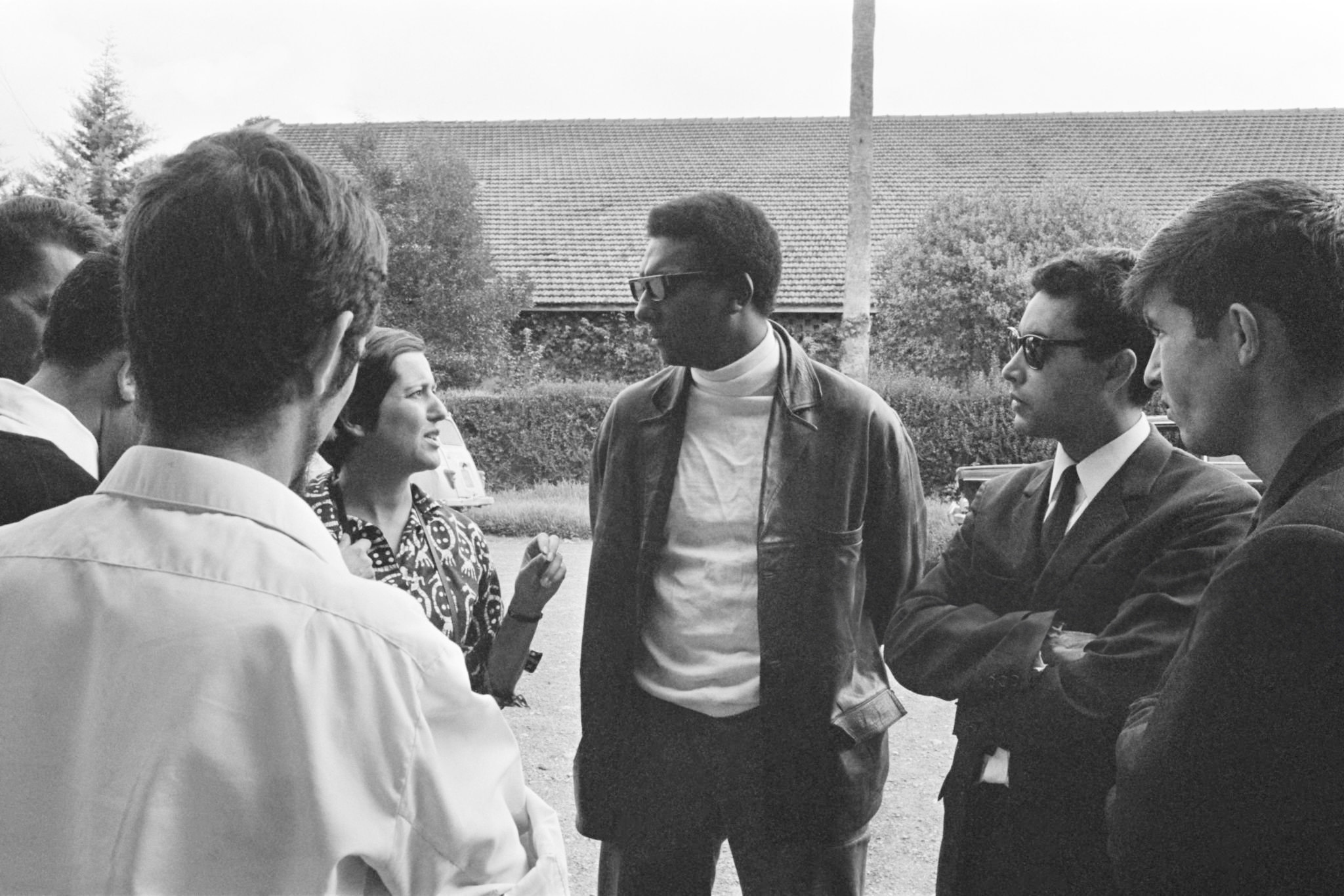 Stokely Carmichael (centre), l'un des fondateurs du Black Power, s'entretient avec Elaine Mokhtefi (gauche). Alger, le 11 septembre 1967.