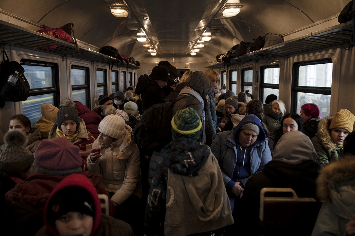 Le train se remplit en gare de Lviv, en Ukraine, le 7 mars 2022. Direction la Pologne. Rostand Bangou et d'autres Africains ont dû tenir tête aux contrôleurs ukrainiens pour trouver une place.