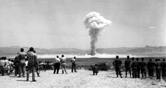 Champignon nucléaire de « Gerboise bleue », nom de code de l'essai nucléaire destiné à tester la première arme nucléaire de la France, le 13 février 1960, près de Reggane, dans le Sahara algérien.