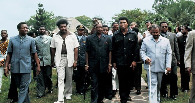 Le président Mobutu entouré de Mohamed Ali (à sa gauche) et de Don King (à sa droite), avant le combat.
