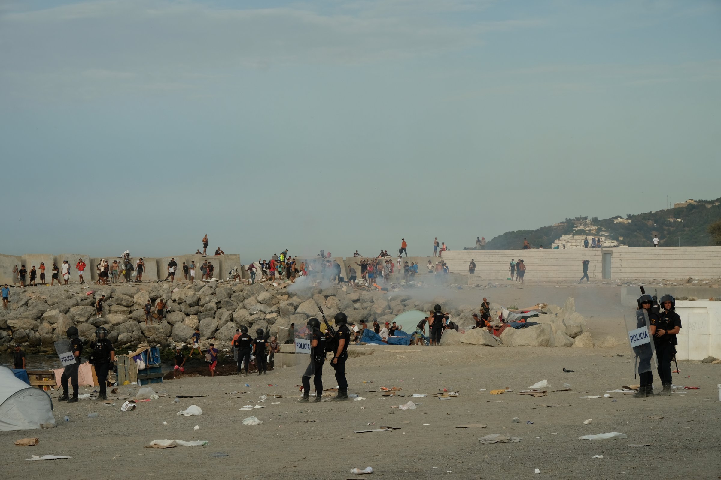 Les exilés sont dispersés au cours d'une distribution de nourriture, le 26 août 2026.