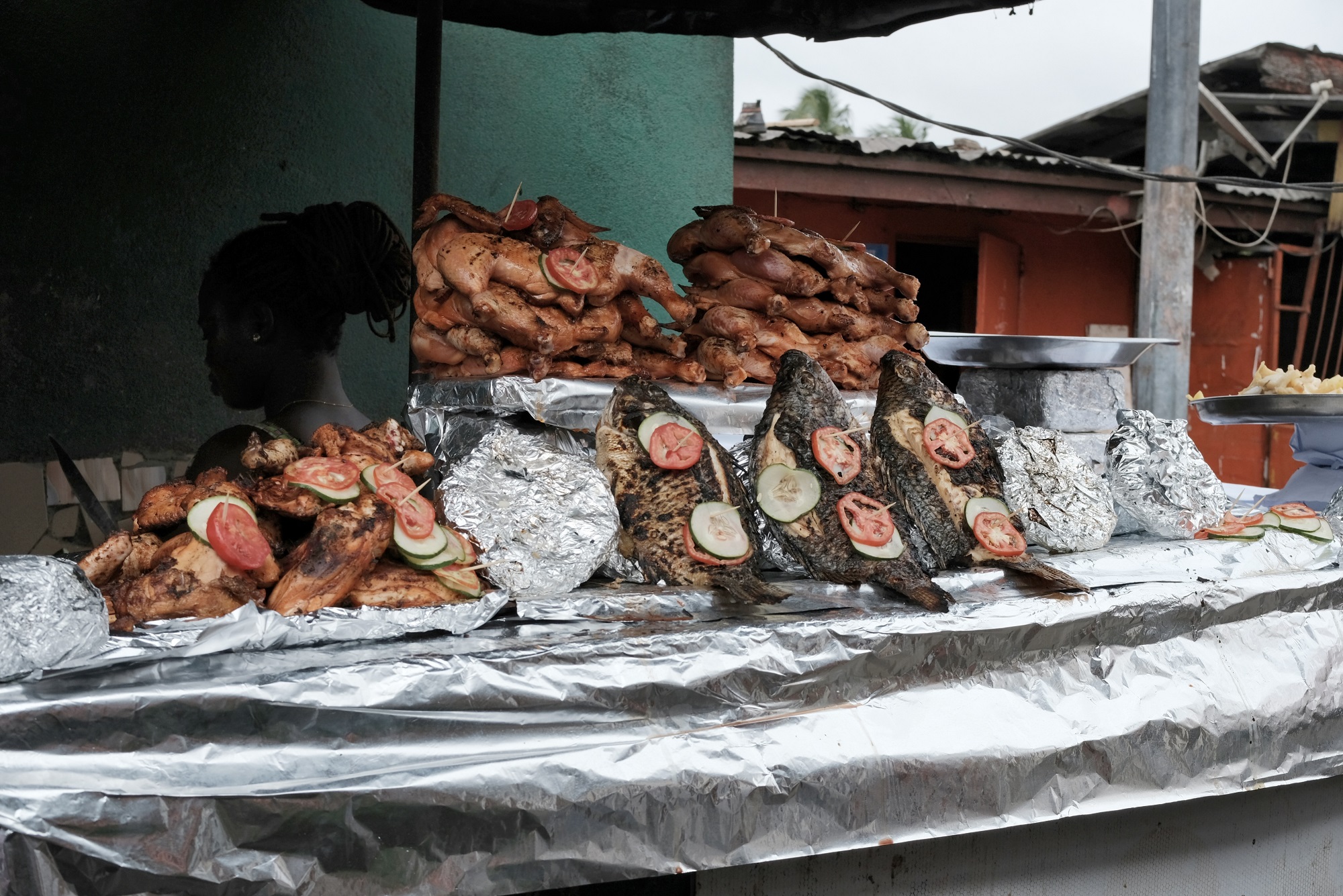 Carpes braisées vendues 4 500 FCFA pièce par Maman Ake. Cocody, Abidjan, 2024.