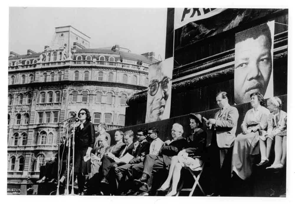 À Trafalgar Square, Londres (date inconnue), avec le portrait de Nelson Mandela.