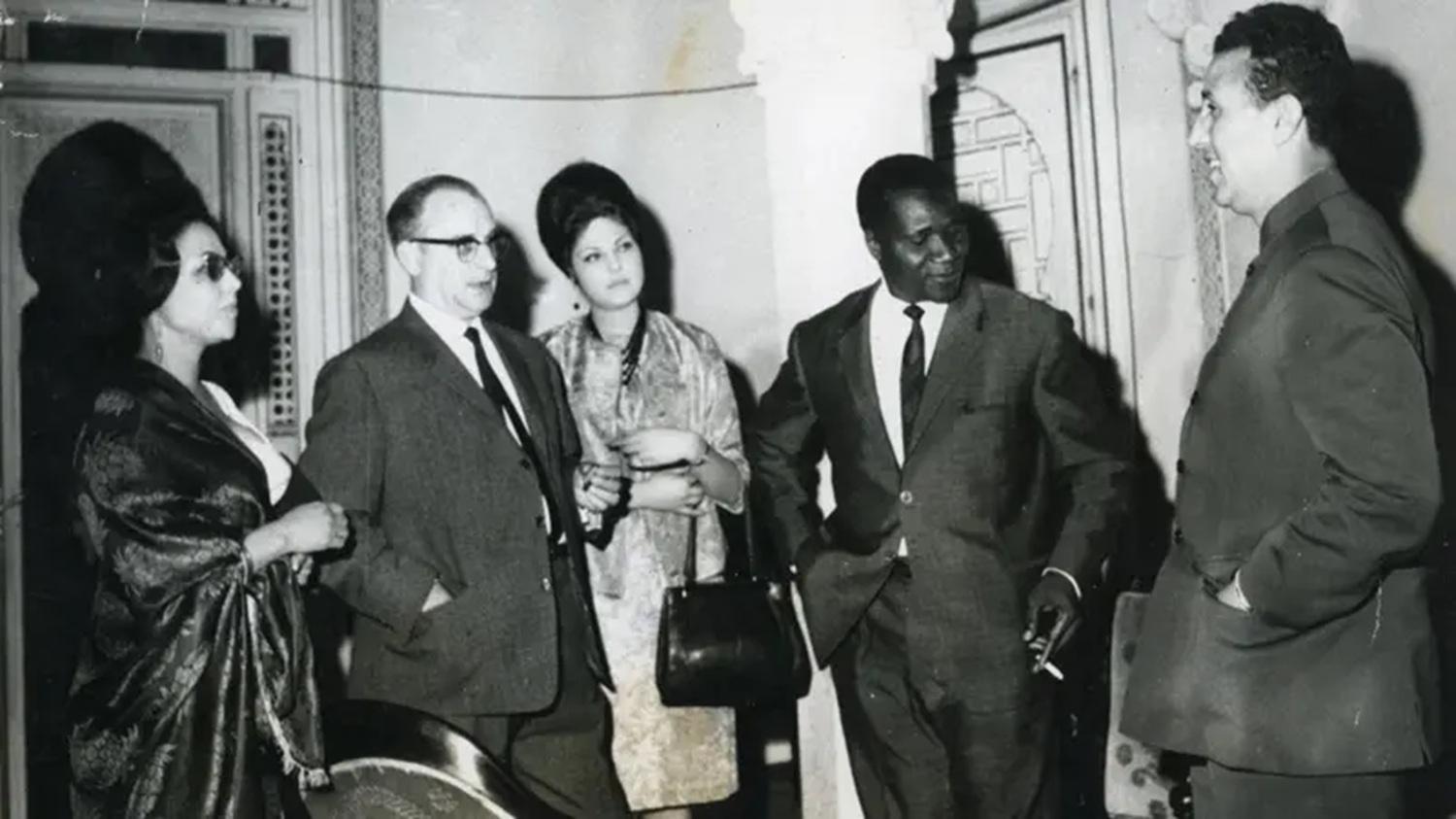 De g. à dr. : Andrée Blouin, son mari André, sa fille Rita, le premier président guinéen, Sékou Touré, et le premier président algérien, Ahmed Ben Bella.