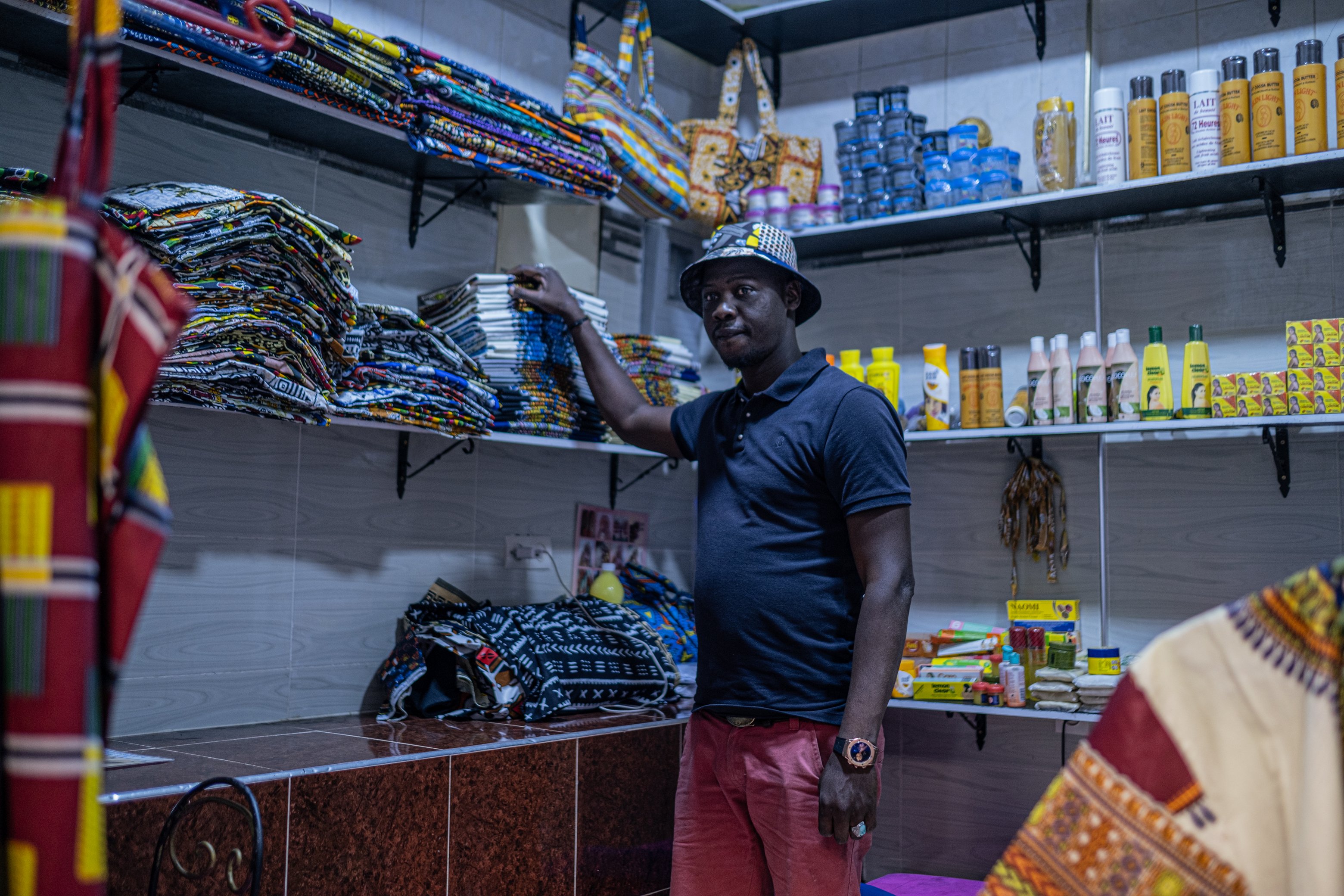Mansour Sall, vendeur ambulant et membre de l'Association des ressortissants sénégalais résidant au Maroc (Arserem), à l'intérieur de sa boutique, à Marrakech.